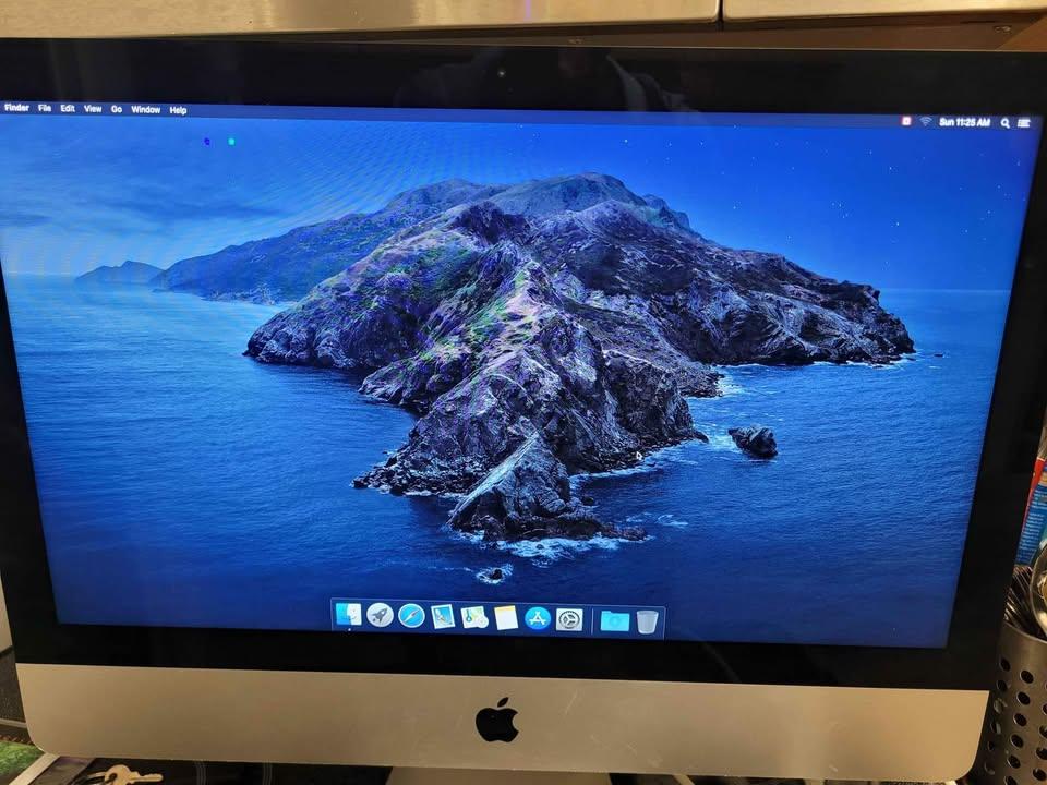 $100 - 2015 Apple iMac 21.5 inch, 8GB RAM, 1GB HDD